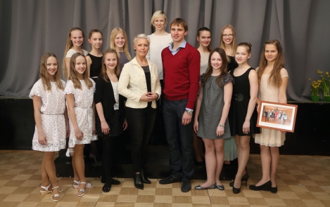 Evelin Ilves and Nikolai Novosjolov acknowledged members of the Diamonds gymnastics group in Tartu