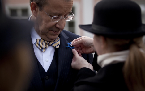 President Ilves ostis kaitseväe veteranide toetuseks sinilille rinnamärgi