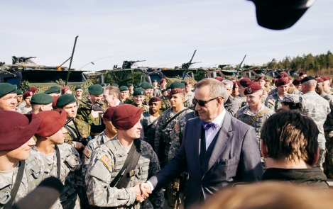 President Ilves USA sõduritele Eestis: teie kohalolek muudab Atlandi-ülese sideme käegakatsutavaks kõigile