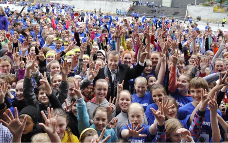 President Ilves started the children’s charity relay race and called the charity line to make a donation