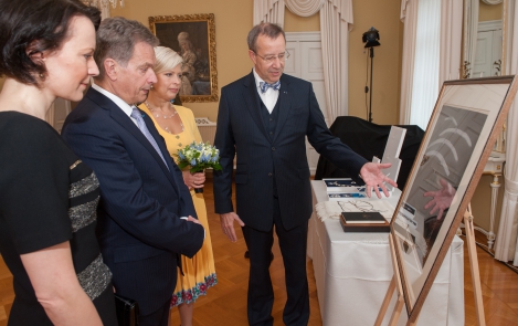 News in pictures: the Estonian presidential couple gave the Finnish Head of State and his wife a piece of graphic art by Kaljo Põllu, a pre-war anthology of Estonian poetry and a shawl decorated with Estonian-Finnish embroideries