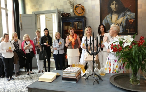 Evelin Ilves tutvustas Eesti sõprade rahvusvahelisel kokkutulekul osalejatele Eesti toitu