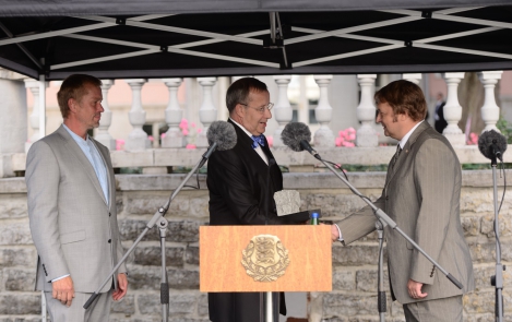 Президент Ильвес наградил мемориальным камнем восстановления независимости Союз обороны