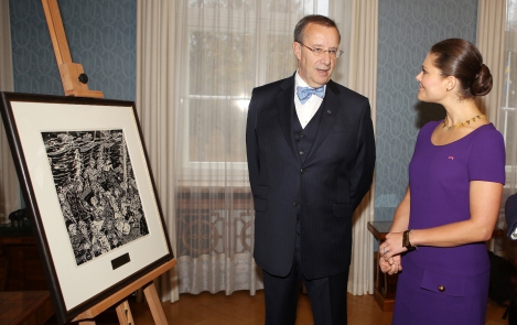 Estonian Head of State gave the Crown Princess of Sweden a piece depicting boat refugees by artist Endel Kõks
