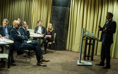 President Ilves kohtus noorte välispoliitika mõtlejatega