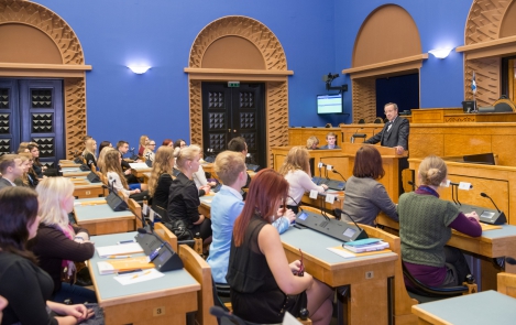 President Ilves noorteparlamendi esimese istungi avamisel: Eestile on edu toonud originaalsed lahendused