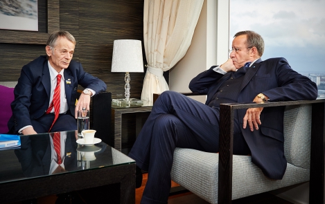 Фотоновость: Глава Эстонского государства встретился с представителем крымских татар