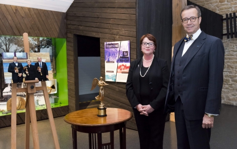 Piltuudis: President Toomas Hendrik Ilves andis Eesti Ajaloomuuseumile hoidmiseks Kuldse Victoria auhinna