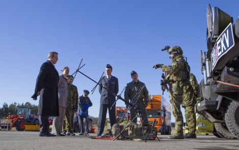 Президент Ильвес на авиабазе в Эмари: хочу отметить эстонских военных летчиков