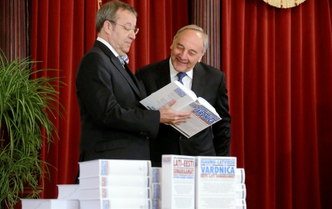 Президенты Ильвес и Берзиньш представили эстонско-латышский и латышско-эстонский словари