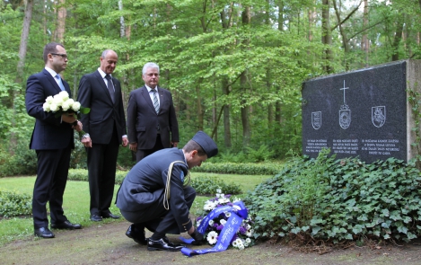 Vabariigi President saatis pärja Balti riikide sõjapõgenike mälestuseks Geesthachti kalmistule