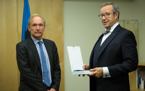 Piltuudis: President Ilves andis New Yorgis WorldWideWeb'i loojale üle Eesti kõrge teenetemärgi