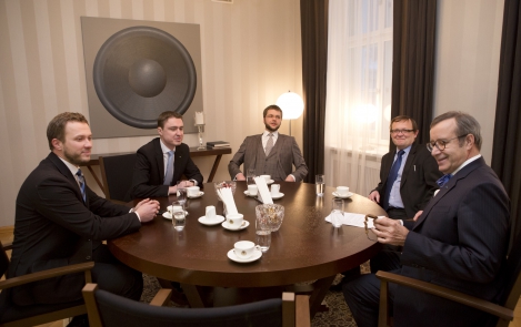President Ilves kohtus valitsuserakondade esimeestega