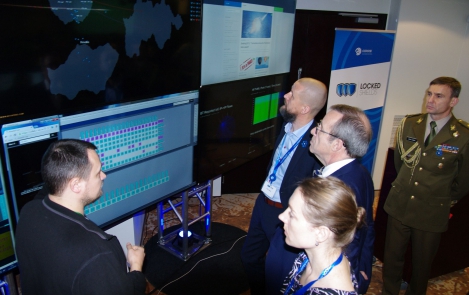 Президент Ильвес ознакомился с крупнейшими в мире техническими киберучениями в Таллинне
