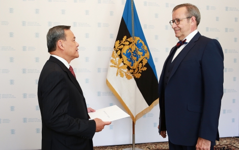Letter of Credence handed to the Estonian Head of State by the Ambassador of Thailand