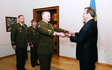 The President of the Republic was presented with an Estonian Defence Forces Officer’s Sword