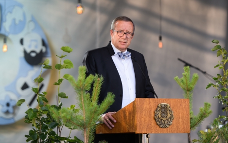 President Toomas Hendrik Ilves Eesti iseseisvuse taastamise 25. aastapäeval Kadriorus, presidendi kantselei roosiaias 20. augustil 2016