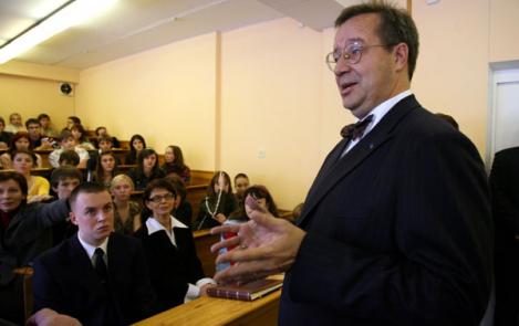 The President of the Republic delivered a lecture at the Narva Humanitarian Gymnasium