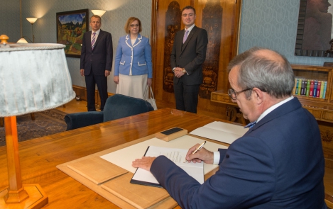 President Ilves appointed Maris Lauri as Minister of Education and Research and Jürgen Ligi as Minister of Foreign Affairs