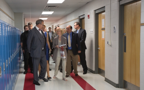 Фотоновость: Президент Ильвес посетил в Нью-Джерси среднюю школу, в которой когда-то учился