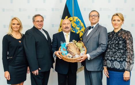 Фотоновость: Эстонский союз хлеба подарил президентской чете хлеб нового урожая