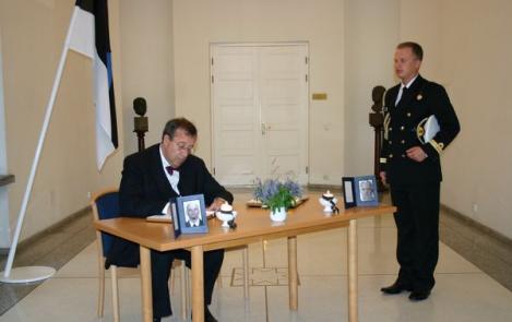 President Ilves made an entry in the commemoration book for the members of the Defence Forces that were killed in Afghanistan