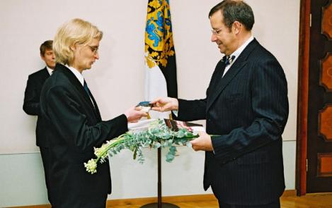 President Ilves presented the Young Scientist Award to chemist Ivari Kaljurand