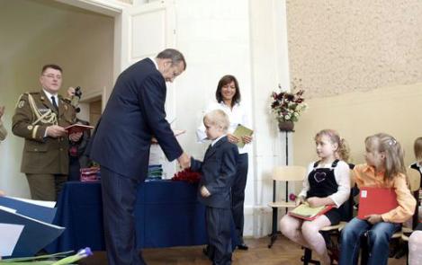 On the first day of school, President Ilves distributed primers to the first grade pupils at Ruila Basic School