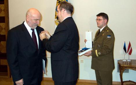 President Ilves andis üle teenetemärgi Läti peaministrile