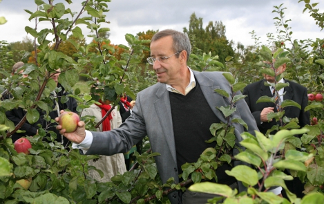 President Ilves külastas Polli aiandusuuringute keskust