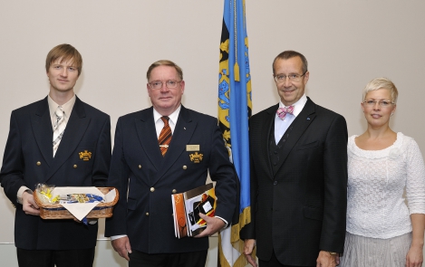 Estonian Association of Bakeries gives school bread to presidential couple