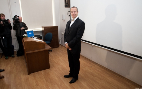 President Ilves osales “Tagasi kooli” programmis ja andis koolitunni Tallinna Reaalkooli abiturientidele