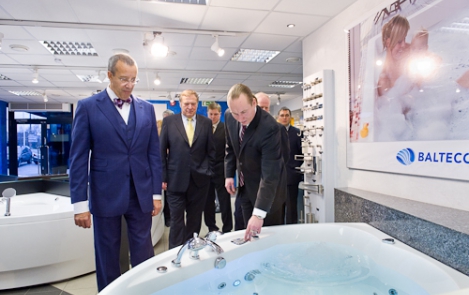 President Ilves visits Balteco, a company that received the industrial design award