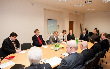 Президент Ильвес встретился с членами Эстонского совета по языку, а также посетил Институт эстонского языка и Общество родного языка