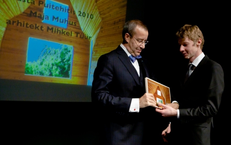 President Ilves awards prize for best wooden building of the year