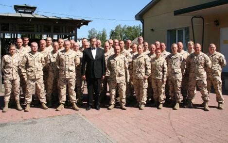 President Ilves kohtus Iraaki sõitva jalaväerühmaga ESTPLA-17