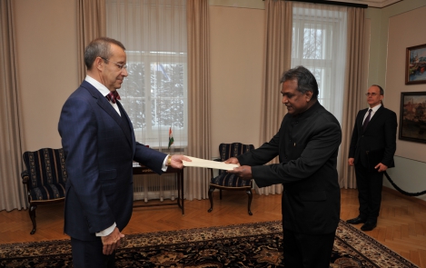 President of the Republic receives credentials from three ambassadors