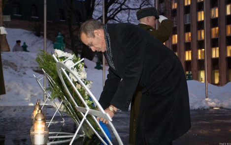 President Ilves pani pärja Tartu rahuläbirääkimiste Eesti delegatsiooni juhi hauale ja Vabadussõja võidusamba jalamile