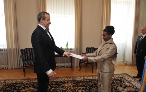 President of the Republic accepts credentials from two ambassadors