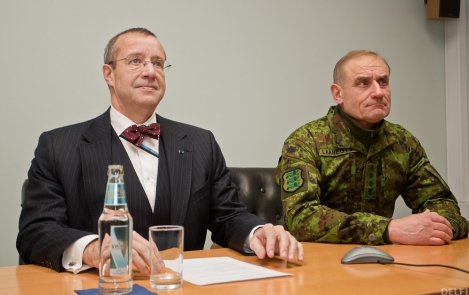 Президент Ильвес поздравил по телемосту проходящих службу в Афганистане эстонских военнослужащих по случаю Дня независимости
