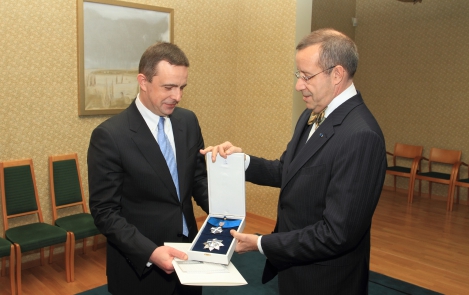 President Ilves awarded a high-rank honorary decoration of the Republic of Estonia to Mr. Aivis Ronis