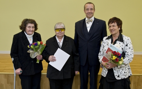 President Ilves andis emakeelepäeval üle rahvaluulepreemiad