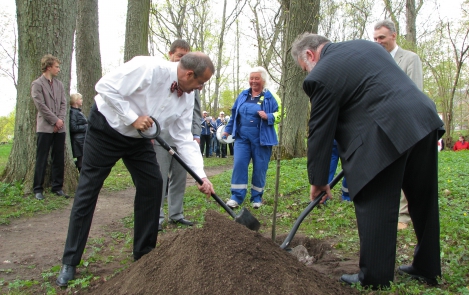 President Ilves istutab Teeme Ära talgutel puid