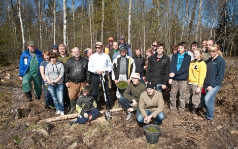 President Ilves osales Teeme Ära päeval metsaistutustalgutel ja lõpetas Haapsalus metsa-nädala 