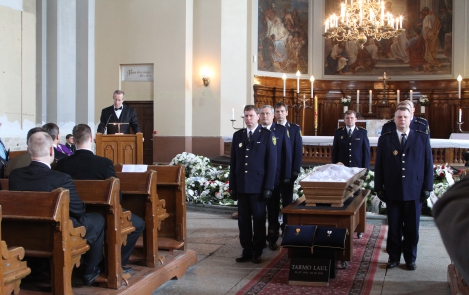 Vabariigi President kaitsepolitseiametniku Tarmo Laul’i leinatalitusel Tallinna Kaarli kirikus 12. mail 2011