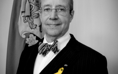 A yellow ribbon on the lapel of Toomas Hendrik Ilves