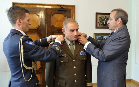 President Ilves awards the attributes of a general to the Commander of the Defence Forces, Mr. Ants Laaneots