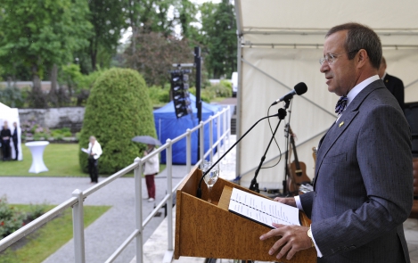 The President of the Republic of Estonia honouring the best graduates of upper secondary schools, vocational schools and institutions of higher education Kadriorg Rose Garden, 21 June 2011