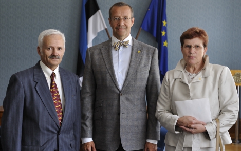 Президент Ильвес передал пожертвования эстонских почетных консулов молодым людям с особыми потребностями