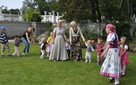 Toddlers take over Kadriorg rose garden on 20th anniversary of restoration of Estonian independence